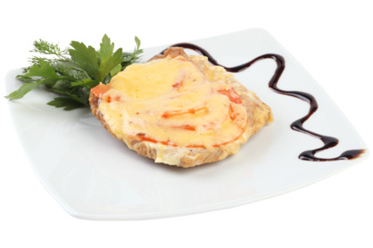 Свинина, запеченная с помидорами и чесночком