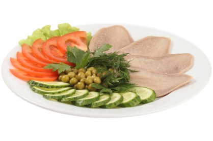 Язык отварной с овощами