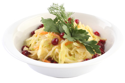 Салат из свежей капусты с брусникой